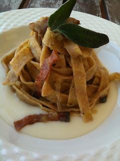 TAGLIATELLE INTEGRALI CON PORRO, GUANCIALE CROCCANTE E SALSA DELICATA