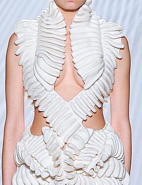 BELLISSIMI PATTERNS CON EFFETTI SCULTOREI NELLE LAVORAZIONI A MAGLIA DELLA COLLEZIONE P/E 2013 DI LIU FANG