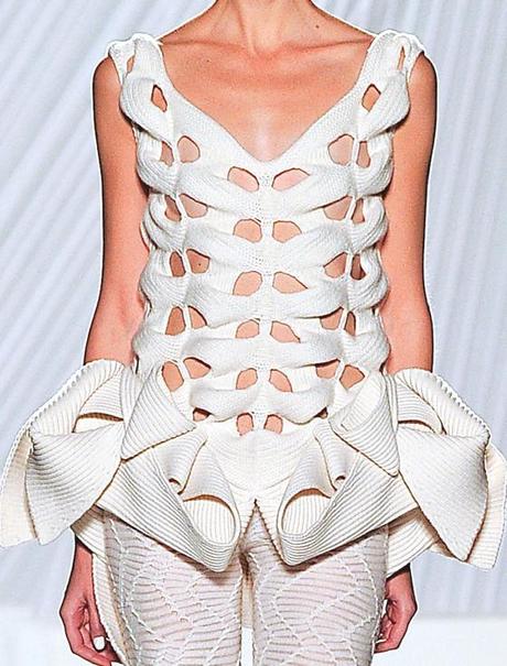BELLISSIMI PATTERNS CON EFFETTI SCULTOREI NELLE LAVORAZIONI A MAGLIA DELLA COLLEZIONE P/E 2013 DI LIU FANG