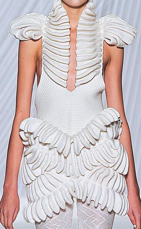 BELLISSIMI PATTERNS CON EFFETTI SCULTOREI NELLE LAVORAZIONI A MAGLIA DELLA COLLEZIONE P/E 2013 DI LIU FANG