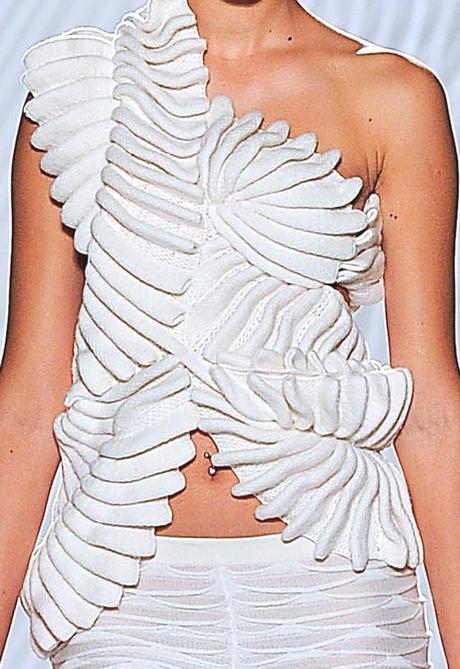 BELLISSIMI PATTERNS CON EFFETTI SCULTOREI NELLE LAVORAZIONI A MAGLIA DELLA COLLEZIONE P/E 2013 DI LIU FANG