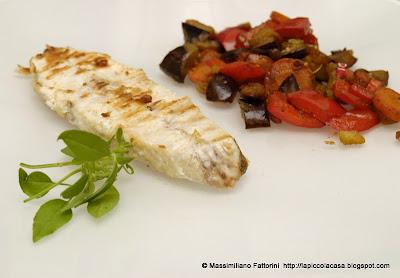 Tranci di pesce castagna alla piastra profumata al basilico citrino con verdure saltate (peperoni, melanzane, carote, sedano, zucchini) al vermut