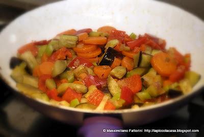 Tranci di pesce castagna alla piastra profumata al basilico citrino con verdure saltate (peperoni, melanzane, carote, sedano, zucchini) al vermut