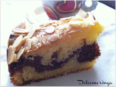 DOLCE MORBIDO CON MANDORLE E CIOCCOLATO