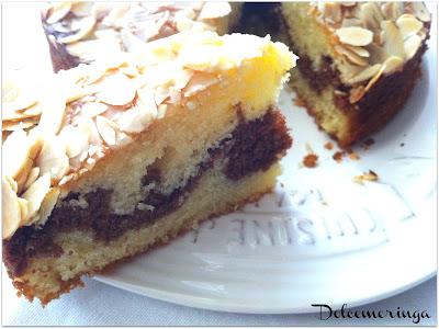 DOLCE MORBIDO CON MANDORLE E CIOCCOLATO