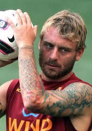 TUTTI I TAGLI DI CAPELLI DI DANIELE DE ROSSI IL FAMOSO CALCIATORE