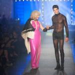 Amanda Lear alla sfilata Jean-Paul Gaultier a Parigi01