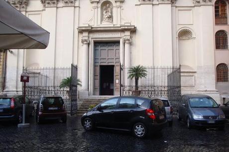 VERGOGNE ROMANE: ADDIRITTURA IN DOPPIA FILA DAVANTI ALLA CHIESA DI SANTA MARIA DELLA SCALA!