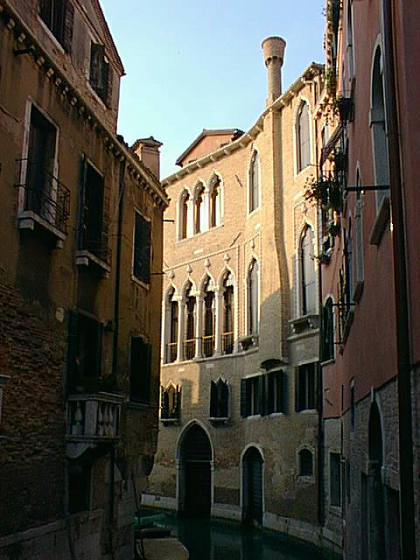 Altra vista dell'edificio dal rio dei Nomboli