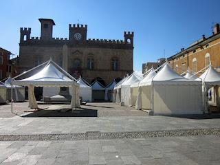 Piazza Garibaldi si prepara: immagini