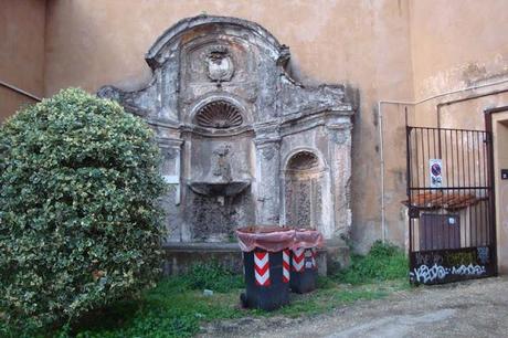 IL PROVERBIALE BUON GUSTO DEI ROMANI: DUE BEI BIDONI DELLA MONNEZZA DAVANTI AL MONUMENTO!