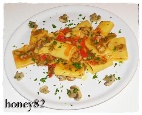 PACCHERI CHAMPIGNON E POMODORO FRESCO