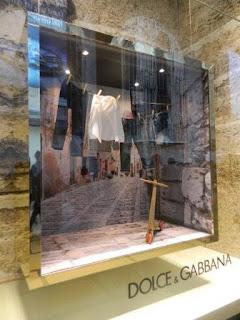 Erice in mostra con il marchio Dolce & Gabbana nelle vetrine della 'Rinascente' di Milano