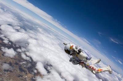 Baumgartner pronto alla caduta libera supersonica