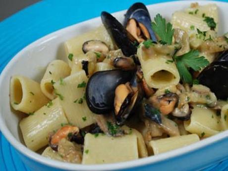 Mezze maniche con cozze, zafferano e mandorle tostate