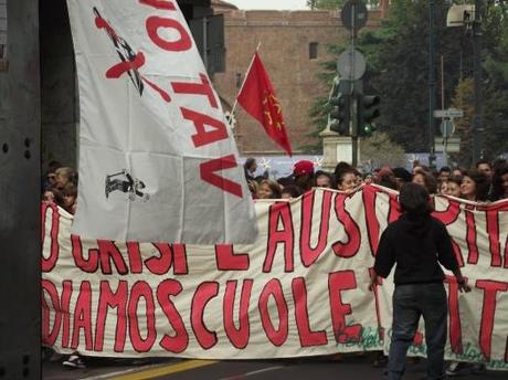 #5ott a Torino: l’autunno studentesco si scontra contro il rigore dei manganelli