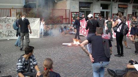 Torino: studenti in strada e disordini in centro. “Contro crisi e austerità riprendiamoci scuola e città”.