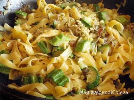 Tagliatelle di mais con zucchine e germogli di azuki