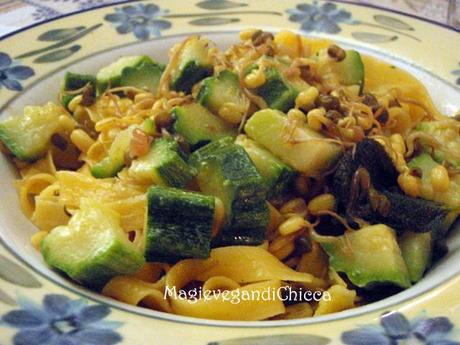 Tagliatelle di mais con zucchine e germogli di azuki