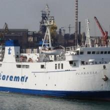 Piombino Traghetto della Toremar urta una banchina