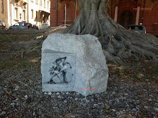 Una stele misteriosa, ed una strana associazione di simboli.