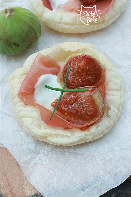 Pizzette ai fichi con crudo e bufala