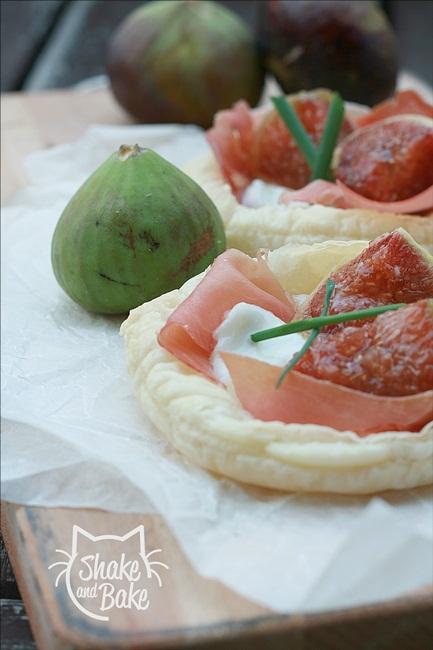 Pizzette ai fichi con crudo e bufala