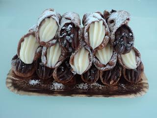 CANNOLI SICILIANI RIPIENI CON CREMA E CIOCCOLATO