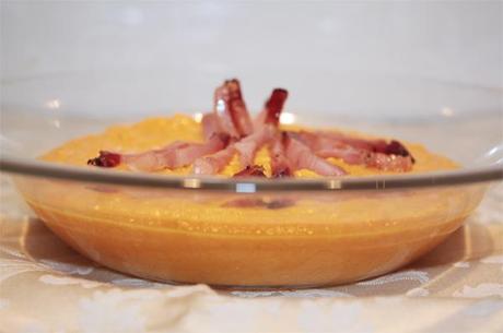 Crema di carote e kefir con speck croccante