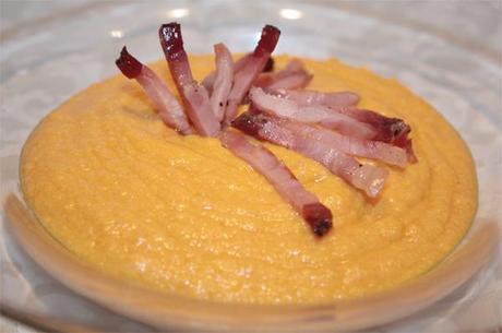 Crema di carote e kefir con speck croccante