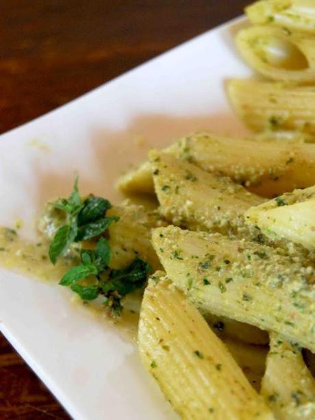 Mezzepenne con pesto superveloce di zucchine