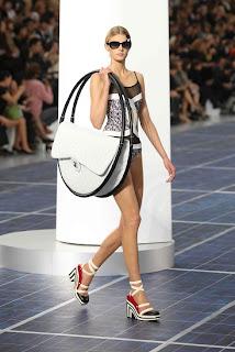 Chanel e la Hula-hoop bag