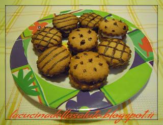 Biscotti con farina di castagne alla marmellata e panna montata