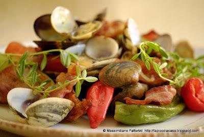 Un'ottima ricetta: vongole veraci con pancetta affumicata croccante e peperoncini friarelli al profumo di santoreggia e dragoncello