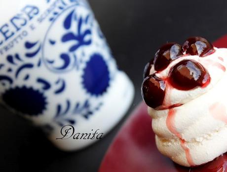 Mini pavlova alle amarene