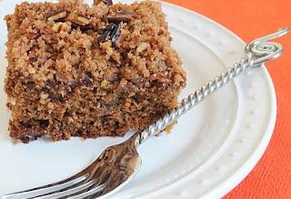 TORTA ALLA BANANA FARCITA CON TOPPING E GRANELLA DI NOCI