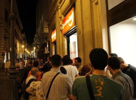 Notte di code per l' iphone 5 in italia