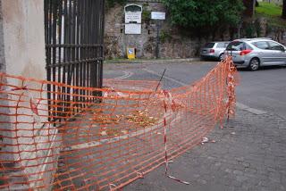 IL TIPICO ACCROCCO ROMANO: UN ORRENDO POLLAIO ARANCIONE CHE UMILIA E DETURPA UNO DEI LUOGHI PIU' BELLI DI ROMA