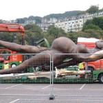 “Verity”, la statua della donna nuda e incinta: polemiche in Gran Bretagna