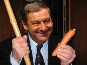 Il bastone e la carota: il vecchio Profumo di oligarchia