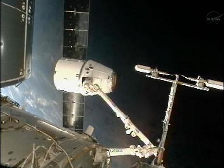 La capsula Dragon si aggancia alla ISS