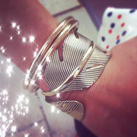 Pois e borchie rosse.