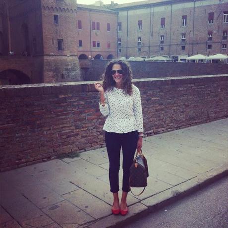 Pois e borchie rosse.