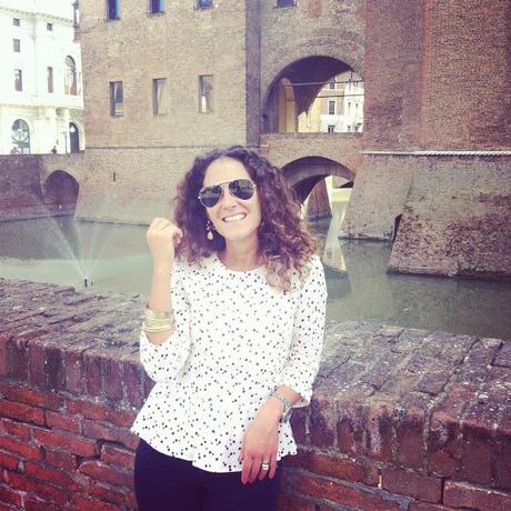 Pois e borchie rosse.