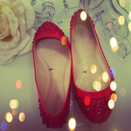 Pois e borchie rosse.