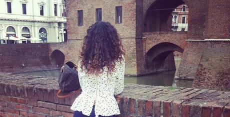 Pois e borchie rosse.