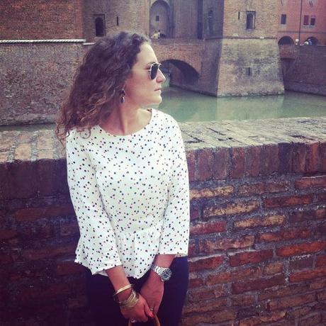 Pois e borchie rosse.