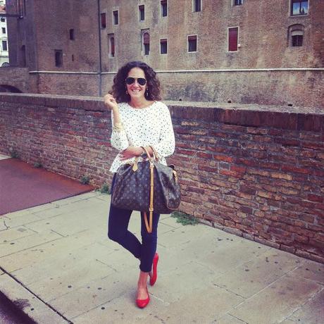 Pois e borchie rosse.