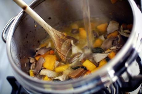 Aggiungere l'acqua e far cuocere Vellutata di funghi e zucca