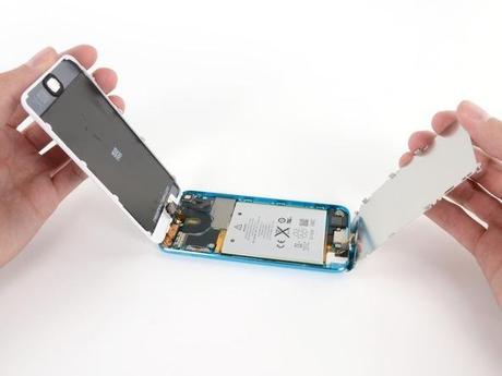 Teardown tocco iPod: gruppo dello schermo più economico, tasto home più debole, il punteggio di riparabilità basso